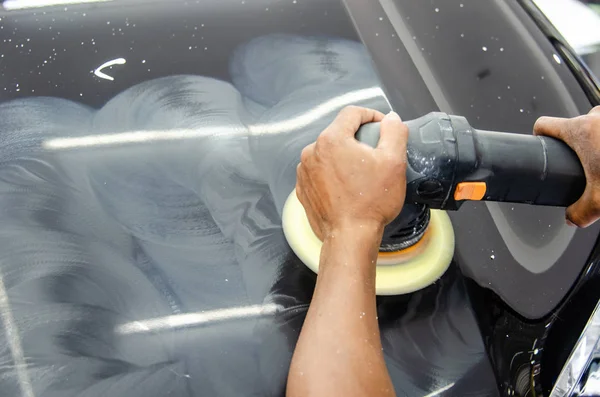 Mão Mecânica Segurando Carro Polonês — Fotografia de Stock