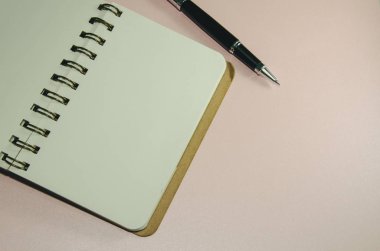 Arka plan üzerinde kopya alanı, boş defter ile üstten görünüm