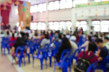 Toplantı odasında oturan bulanık insanlar