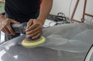 Parlatma için kaplama otomobil çalışan adam.