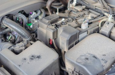 Kirli araba motoru garajda. - Görüntü