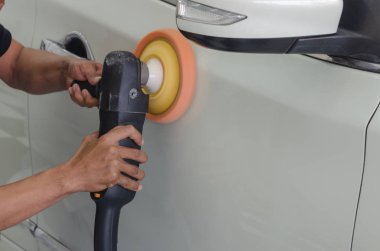 Parlatma için kaplama otomobil çalışan adam.