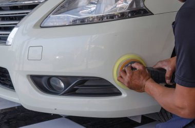 Parlatma için kaplama otomobil çalışan adam.