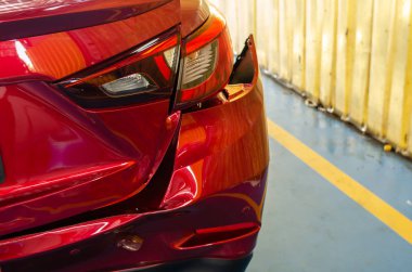 Arka tampon ve arka farlar kırmızı araba kazası..