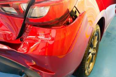 Arka tampon ve arka farlar kırmızı araba kazası..