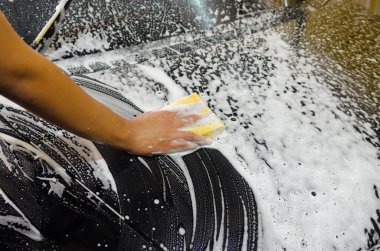 Eller yıkama için süngeri tutsun.