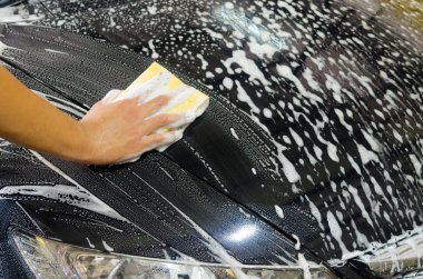 Eller yıkama için süngeri tutsun.