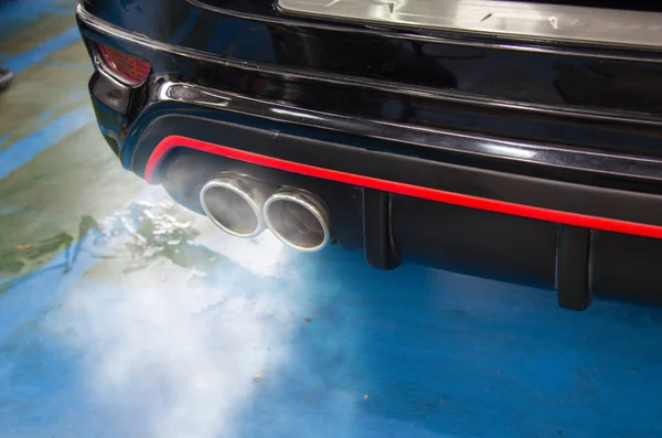 煙を残しながら車の排気 — ストック写真