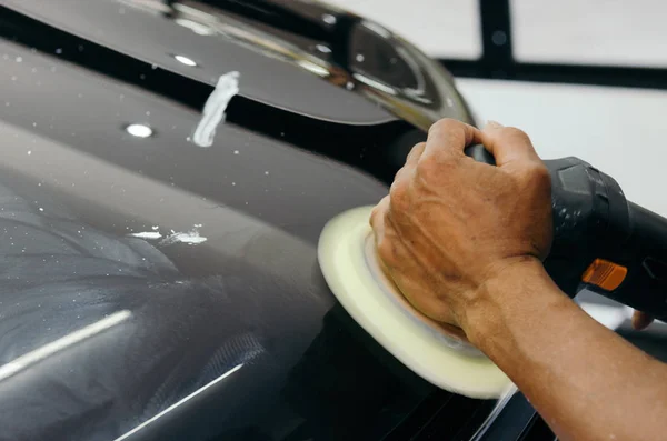 Hands polishing cars — Stock Photo, Image