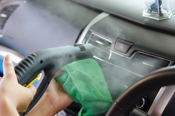 Limpeza do ar condicionado do carro — Fotografia de Stock