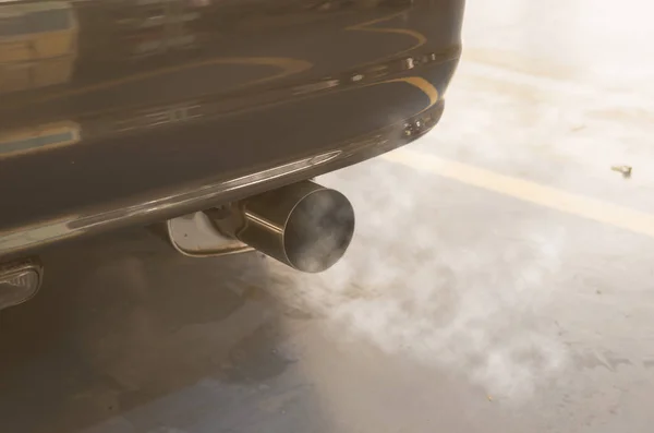 Araba egzoz dumanı — Stok fotoğraf