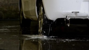 Araba yıkama istasyonunda araba yıkama.