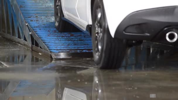 Autolavaggio in stazione di lavaggio auto . — Video Stock