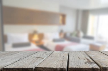 Tahta masa üstü bulanık yatak odası