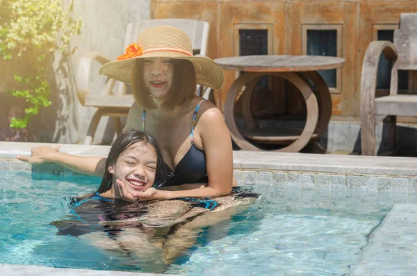 Moeder en dochter in het zwembad — Stockfoto