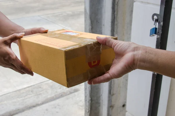 Enviar una caja de paquetes —  Fotos de Stock