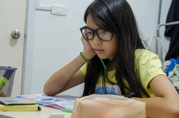 Ásia estudante fazendo lição de casa — Fotografia de Stock