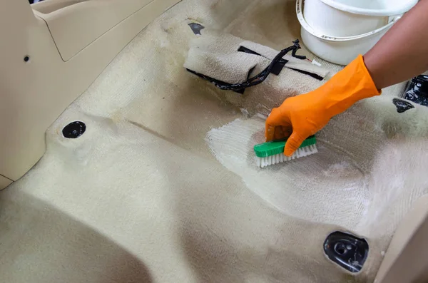 Lavar la alfombra del coche —  Fotos de Stock