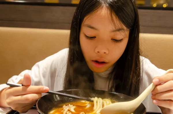 Asiatique fille manger ramen — Photo