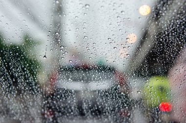Yağmur bulanık trafik sıkışıklığı.