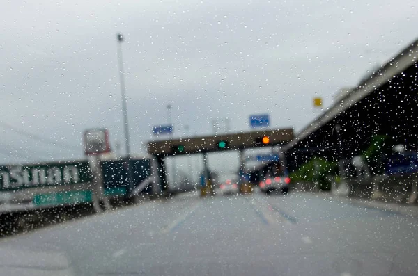 Lluvia atasco de tráfico borroso . — Foto de Stock