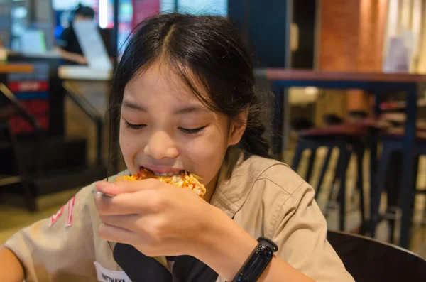 Asian children eat pizza — Stock Photo, Image