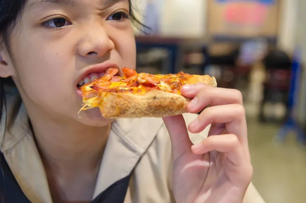 Asian children eat pizza — Stock Photo, Image