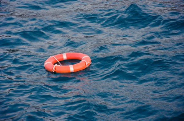 Oranje rubberen ringen in de zee — Stockfoto