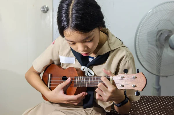 Menina asiática jogando ukulele — Fotografia de Stock