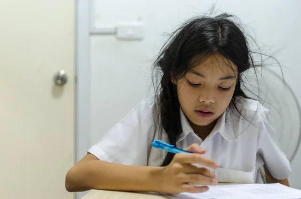 Kinderen schreeuwen van huiswerk — Stockfoto