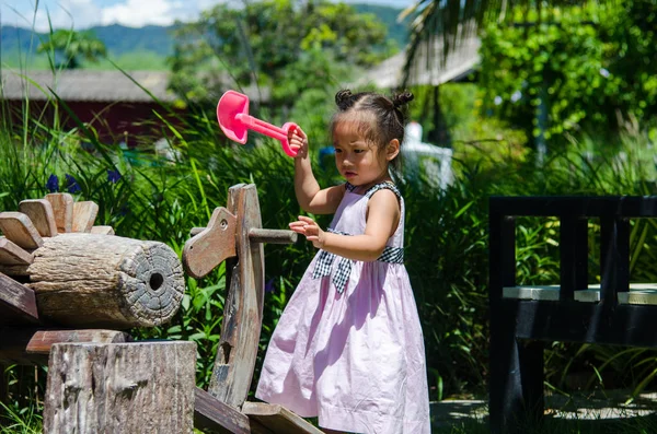 Chicas jóvenes usan rosa Asiáticos jugando en el jardín —  Fotos de Stock