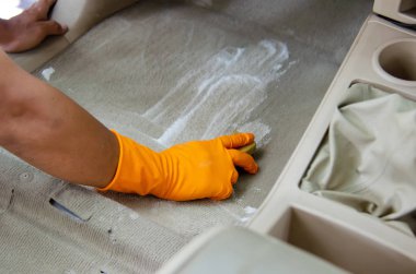 Araba halıyı yıkayın