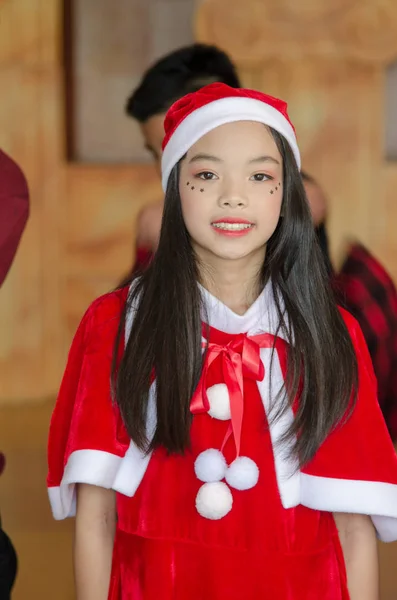 Mooi meisje dragen een kerstman — Stockfoto