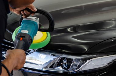 Araba temizleme. Adam el ele tutuşup arabayı cilalıyor. Araba cilası cilalıyor..