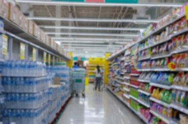 Süpermarket ürün ve gıda arka planındaki rafları bulanıklaştırıyor