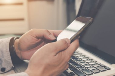 Sosyal medyada akıllı telefonu tutan bir adam. Dijital ağ kavramı..