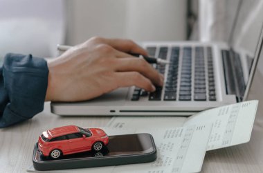 Oyuncak arabalar cep telefonları ve hesap defterleri