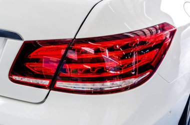 Araba detayları- beyaz lüks araba stop lambaları modern LED ışık, beyaz araba arka.