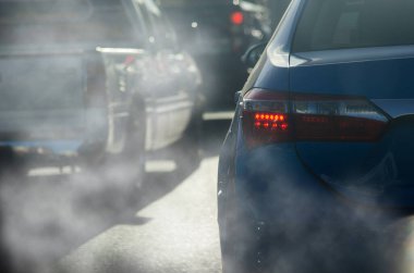 Şehirdeki araç egzozundan kaynaklanan kirlilik. Trafik sıkışık.