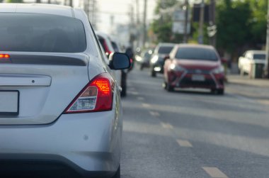 Trafik sıkışık, yolda gri bir araba var.