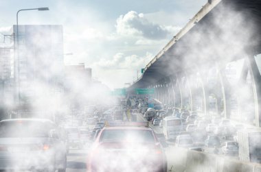 Şehirdeki araç egzozundan kaynaklanan kirlilik. Trafik sıkışık.