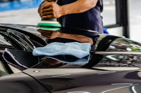 Manos Hombre Sosteniendo Herramienta Trabajo Pulir Coche Detalle Del Coche —  Fotos de Stock