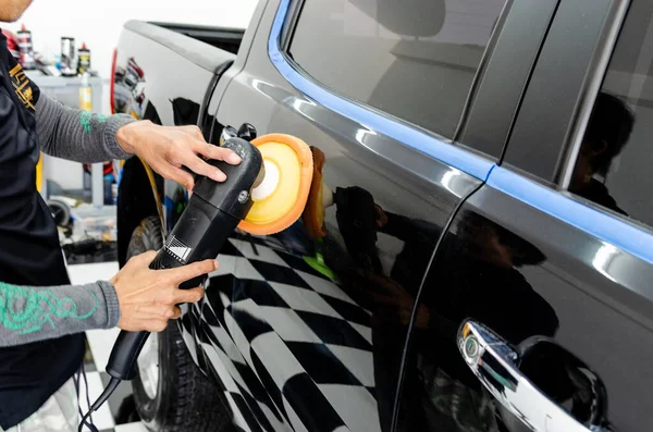 Manos Hombre Sosteniendo Herramienta Trabajo Pulir Coche Buffing Pulir Coche — Foto de Stock