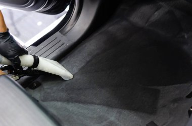 Araba halısını yıkayın. Modern arabanın içini detaylandırın..