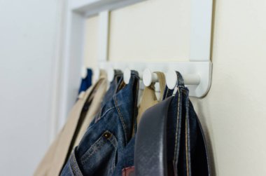 Kapıya beyaz ütü asılmış giysiler