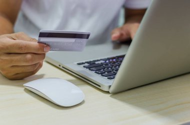 Çevrimiçi Alışveriş Kredi kartıyla Dizüstü bilgisayar kullanıyor. Elleri kredi kartı tutuyor..