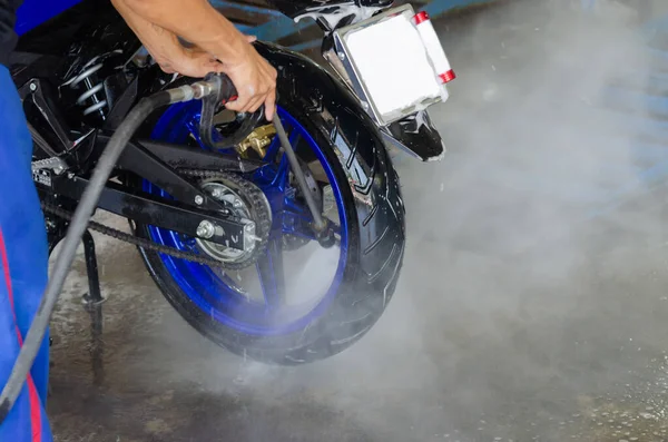 Pistola Água Alta Pressão Lavar Uma Motocicleta — Fotografia de Stock