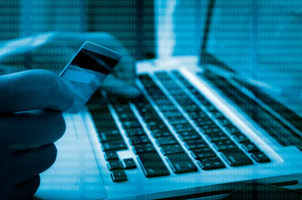 Diebstahl von Kreditkarteninformationen, die für Online-Geschäfte verwendet werden.Hacker nutzen Computersysteme, um Finanztransaktionen abzurufen. — Stockbild Diebstahl Von Kreditkarteninformationen Die Für Online Geschäfte Verwendet Werden Hacker — Stockfoto