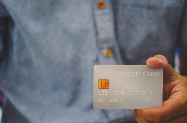 Kredi kartlarını elinde tutan adam. Kredi kartıyla online alışveriş. Kredi kartı başvurusu..