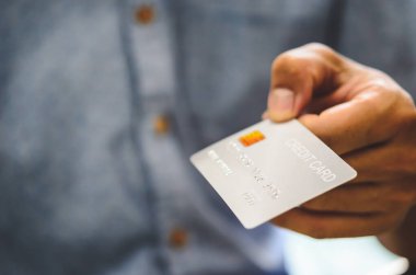 Kredi kartlarını elinde tutan adam. Kredi kartıyla online alışveriş. Kredi kartı başvurusu..